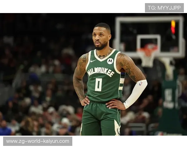 利拉德站在Logo附近